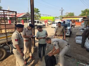 रायपुर में पुलिस का विशेष अभियान: मुसाफिरों और संदिग्धों की सघन चेकिंग 1 WhatsApp Image 2026 06 19 at 16.24.24 1