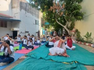 सरकंडा के ABM स्कूल में योग दिवस की धूम: नन्हे योगियों ने मन मोहा, प्राचार्या ने बताया जीवन जीने की कला 2 WhatsApp Image 2026 06 21 at 13.56.21