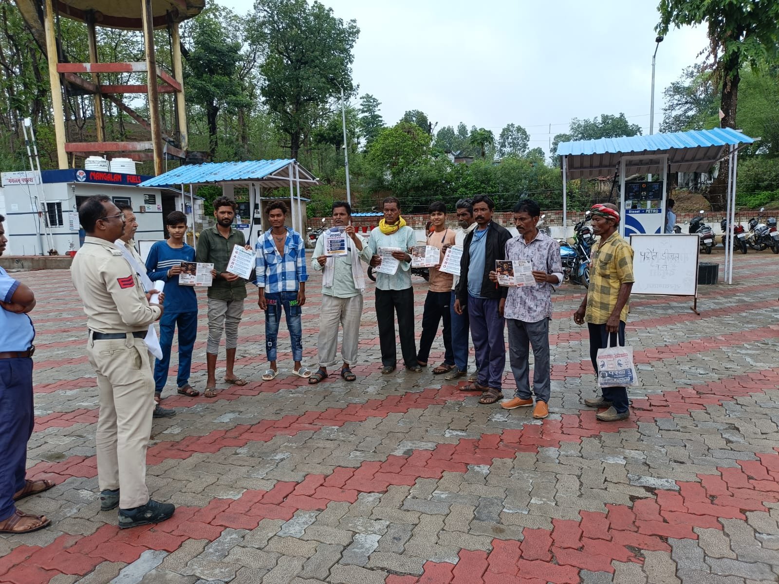 साइबर जागरूकता अभियान के अंतर्गत पेट्रोल पंपों पर आमजन को किया गया जागरूक 2 WhatsApp Image 2026 07 02 at 18.08.16 1