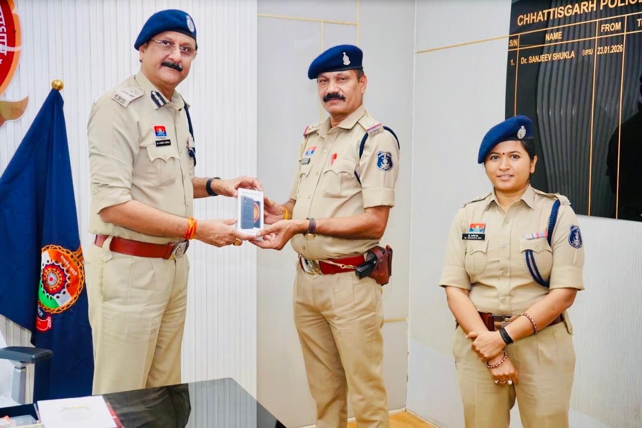 रायपुर: 308 पुलिस विवेचकों को मिले मोबाइल, ई-साक्ष्य संकलन में आएगी तेजी 1 WhatsApp Image 2026 07 05 at 17.40.08