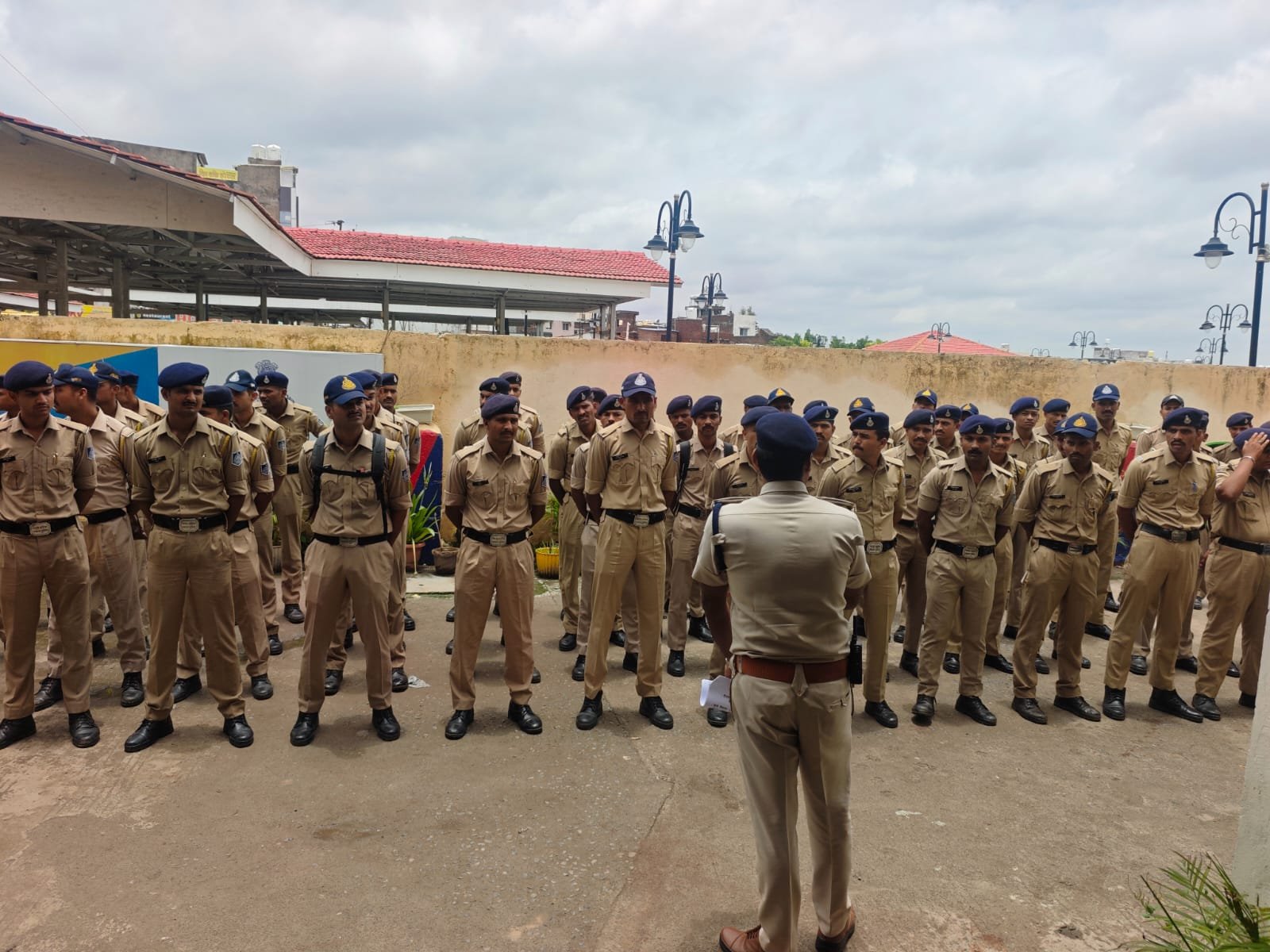 आगामी सिंहस्थ-2028 की तैयारियों के तहत उज्जैन पुलिस द्वारा नवीन प्रशिक्षण प्राप्त आरक्षकों को कराया जा रहा व्यवहारिक एवं फील्ड प्रशिक्षण। 3 WhatsApp Image 2026 07 06 at 12.01.32
