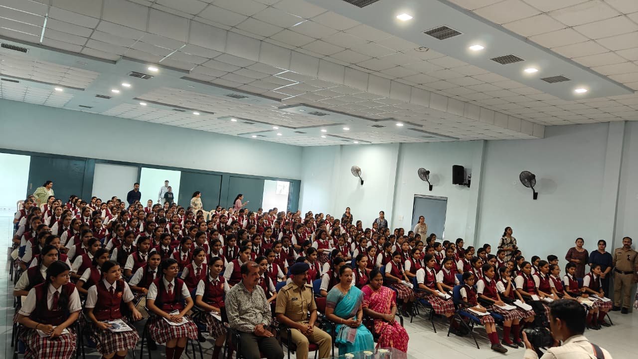 ऑपरेशन "Safe Click 2.0" के अंतर्गत उज्जैन पुलिस द्वारा ज्ञान सागर ग्लोबल एकेडमी में साइबर जागरूकता कार्यक्रम आयोजित। 1 WhatsApp Image 2026 07 06 at 15.48.41