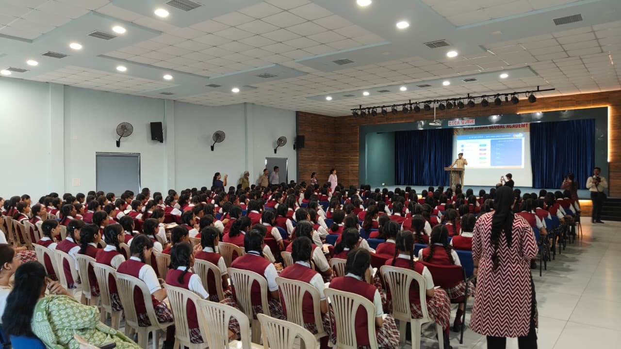 ऑपरेशन "Safe Click 2.0" के अंतर्गत उज्जैन पुलिस द्वारा ज्ञान सागर ग्लोबल एकेडमी में साइबर जागरूकता कार्यक्रम आयोजित। 2 WhatsApp Image 2026 07 06 at 15.48.42