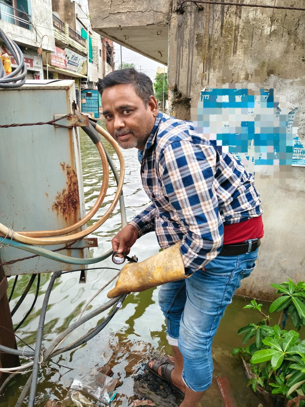 भारी बारिश से प्रोफेसर कॉलोनी में जलभराव, घरों में घुसा पानी; बिजली विभाग की तत्परता से टला बड़ा हादसा 2 WhatsApp Image 2026 07 06 at 18.24.27