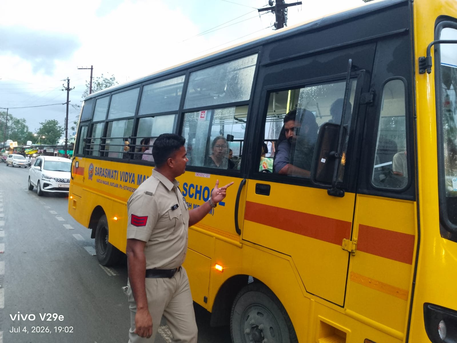 स्कूल बसों की सुरक्षा जांच के लिए महिदपुर पुलिस का विशेष अभियान। 1 WhatsApp Image 2026 07 07 at 16.43.37