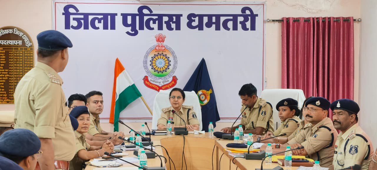 धमतरी में पुलिसिंग व्यवस्था सुदृढ़ करने के निर्देश: पुलिस अधीक्षक भावना पांडेय ने ली पहली परिचयात्मक बैठक, कड़े तेवर दिखाए 1 WhatsApp Image 2026 07 15 at 13.11.45