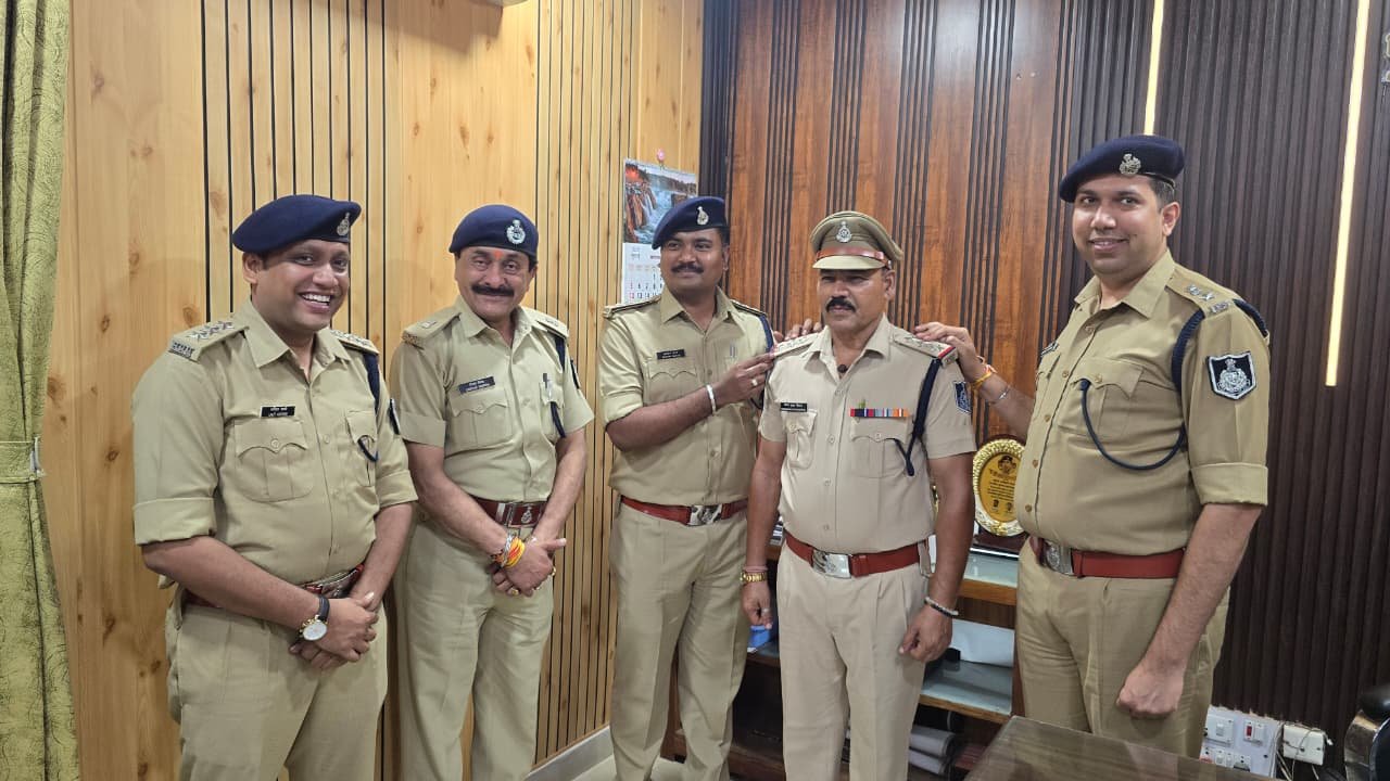 10 कार्यवाहक/उप निरीक्षकों को मिली पदोन्नति - एसपी श्री कृष्ण लालचंदानी ने लगाए स्टार 1 WhatsApp Image 2026 07 16 at 21.58.03