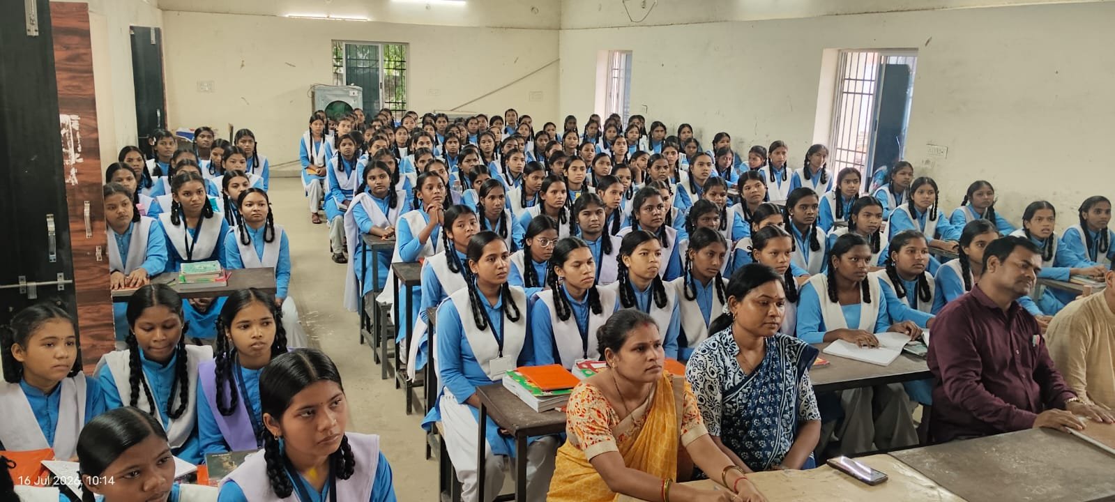अंतरराष्ट्रीय न्याय दिवस पर शासकीय कन्या उच्चतर माध्यमिक विद्यालय गरियाबंद में विधिक साक्षरता शिविर आयोजित 2 WhatsApp Image 2026 07 17 at 15.10.06 1