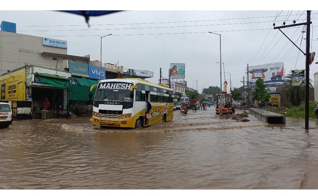 मुख्यालय की बदहाल तस्वीर: NH-30 बना तालाब, 14 साल बाद भी गरियाबंद बुनियादी सुविधाओं से वंचित 3 WhatsApp Image 2026 07 18 at 12.23.41 1