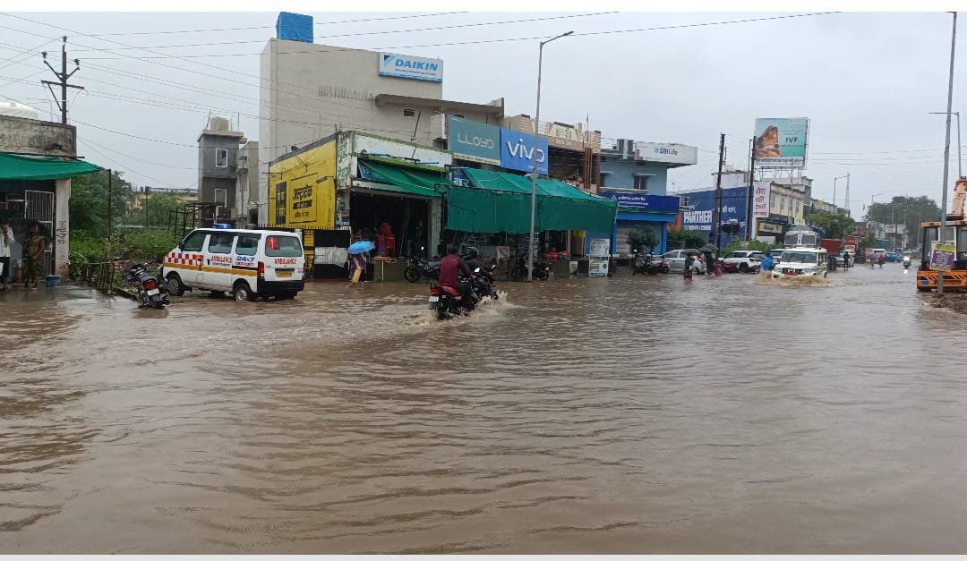 मुख्यालय की बदहाल तस्वीर: NH-30 बना तालाब, 14 साल बाद भी गरियाबंद बुनियादी सुविधाओं से वंचित 2 WhatsApp Image 2026 07 18 at 12.23.41