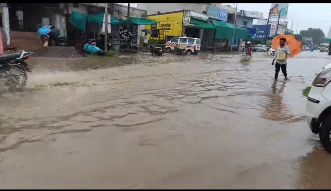 मुख्यालय की बदहाल तस्वीर: NH-30 बना तालाब, 14 साल बाद भी गरियाबंद बुनियादी सुविधाओं से वंचित 1 WhatsApp Image 2026 07 18 at 12.23.42 1