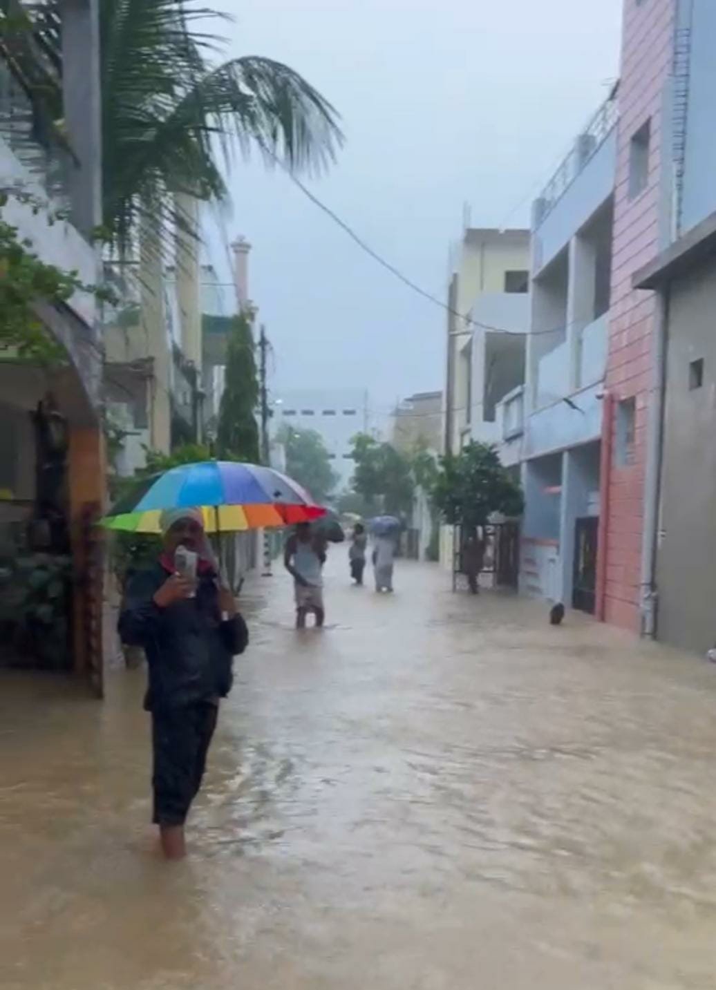 भारी बारिश के बीच सोसायटी की दीवार तोड़ने पर हंगामा, पार्षद बोले- 'डूब रहे लोगों को बचाने के लिए किया नेक काम', सोसायटी ने दर्ज कराई शिकायत 1 WhatsApp Image 2026 07 18 at 18.07.55 2