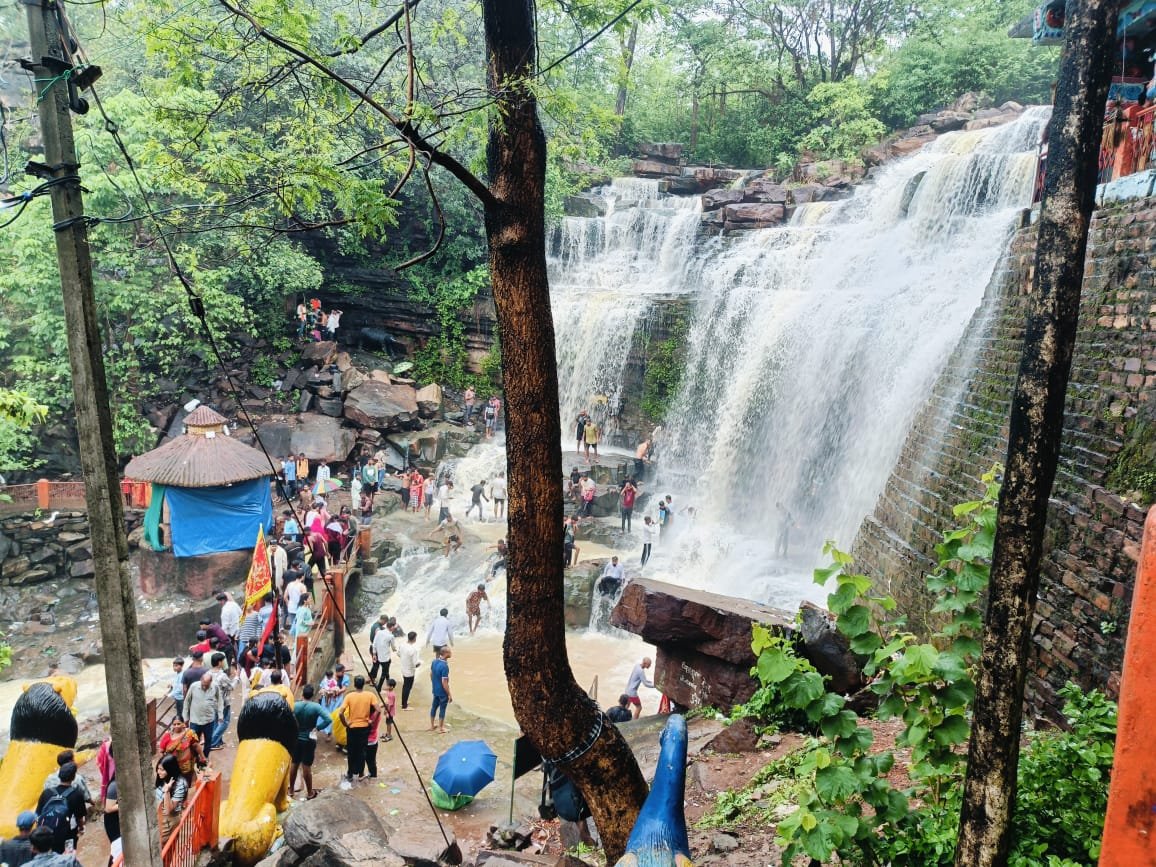 माता जतमाई और घटारानी धाम में उमड़ा आस्था का सैलाब, श्रद्धालुओं से गुलजार हुआ गरियाबंद 1 WhatsApp Image 2026 07 19 at 13.04.32