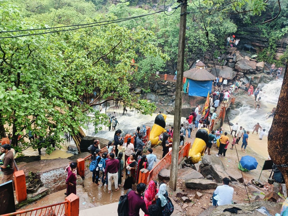 माता जतमाई और घटारानी धाम में उमड़ा आस्था का सैलाब, श्रद्धालुओं से गुलजार हुआ गरियाबंद 2 WhatsApp Image 2026 07 19 at 13.04.47