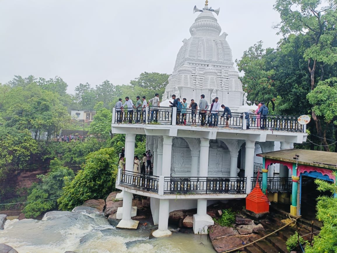 माता जतमाई और घटारानी धाम में उमड़ा आस्था का सैलाब, श्रद्धालुओं से गुलजार हुआ गरियाबंद 3 WhatsApp Image 2026 07 19 at 13.05.08