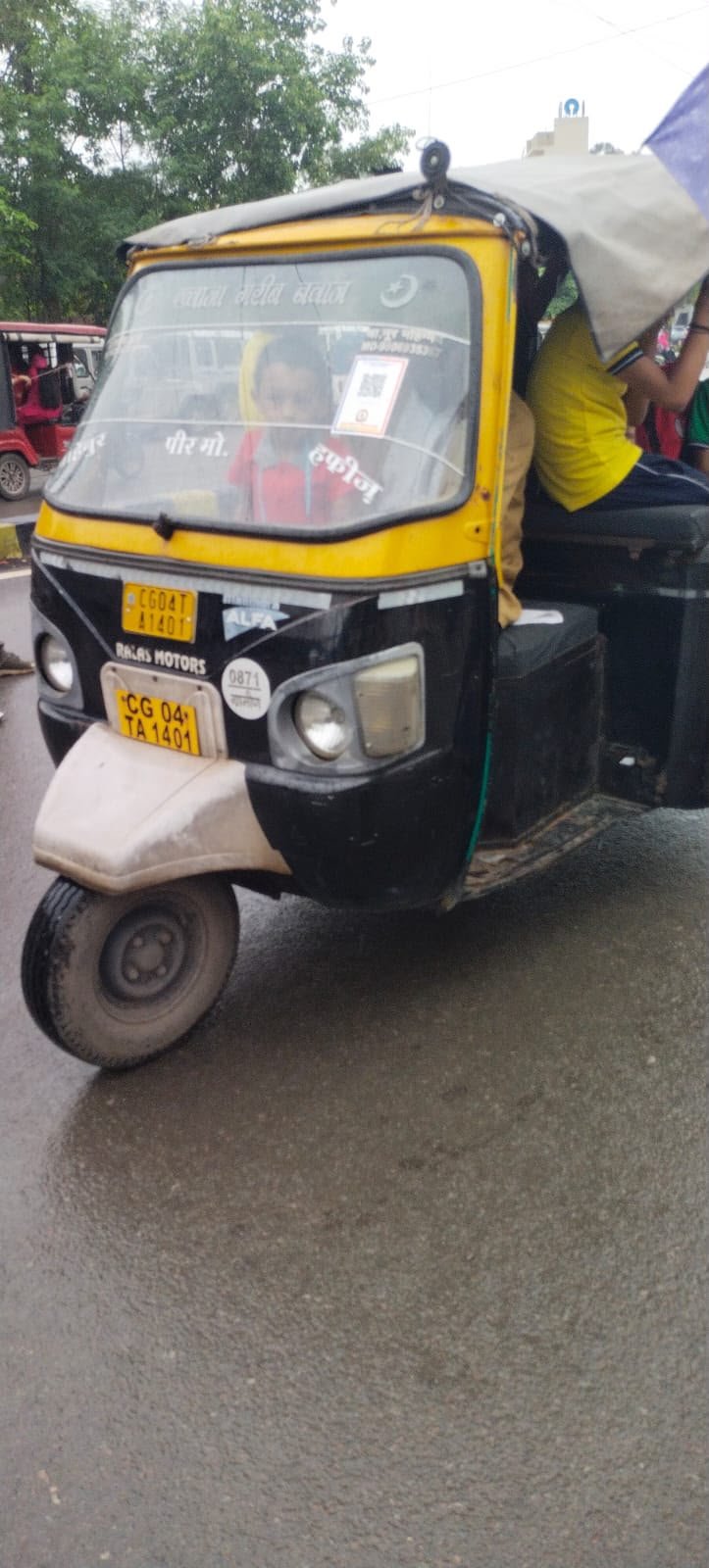 यातायात डीसीपी डॉ. अर्चना झा के निर्देशन में रायपुर यातायात पुलिस मुस्तैद, दो दिनों में 50 ऑटो और ई-रिक्शा चालकों पर कार्रवाई 2 WhatsApp Image 2026 07 19 at 16.27.28