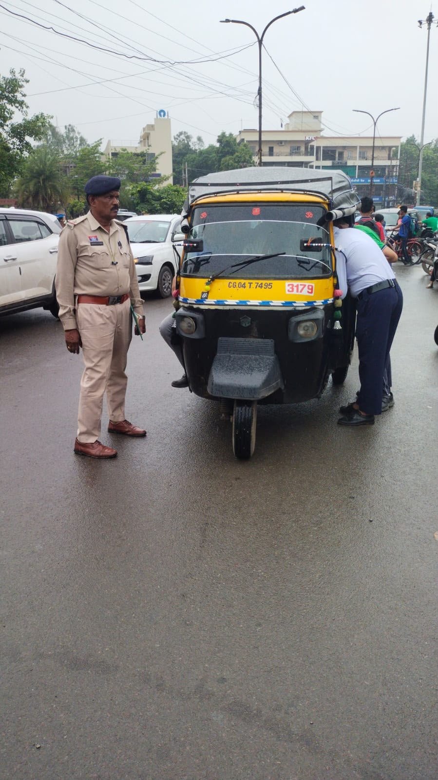 यातायात डीसीपी डॉ. अर्चना झा के निर्देशन में रायपुर यातायात पुलिस मुस्तैद, दो दिनों में 50 ऑटो और ई-रिक्शा चालकों पर कार्रवाई 1 WhatsApp Image 2026 07 19 at 16.27.30
