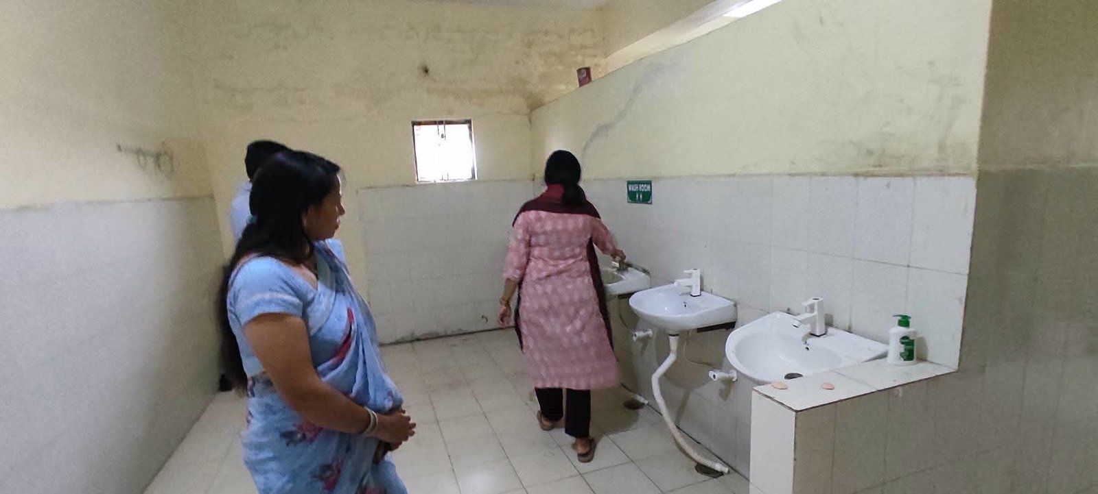 सिवनी: कलेक्टर श्रीमती नेहा मीना ने विशेष आवश्यकता वाली छात्राओं के साथ बिताया समय, छात्रावास में बेहतर सुविधाओं के दिए निर्देश 3 WhatsApp Image 2026 07 19 at 17.19.37 2