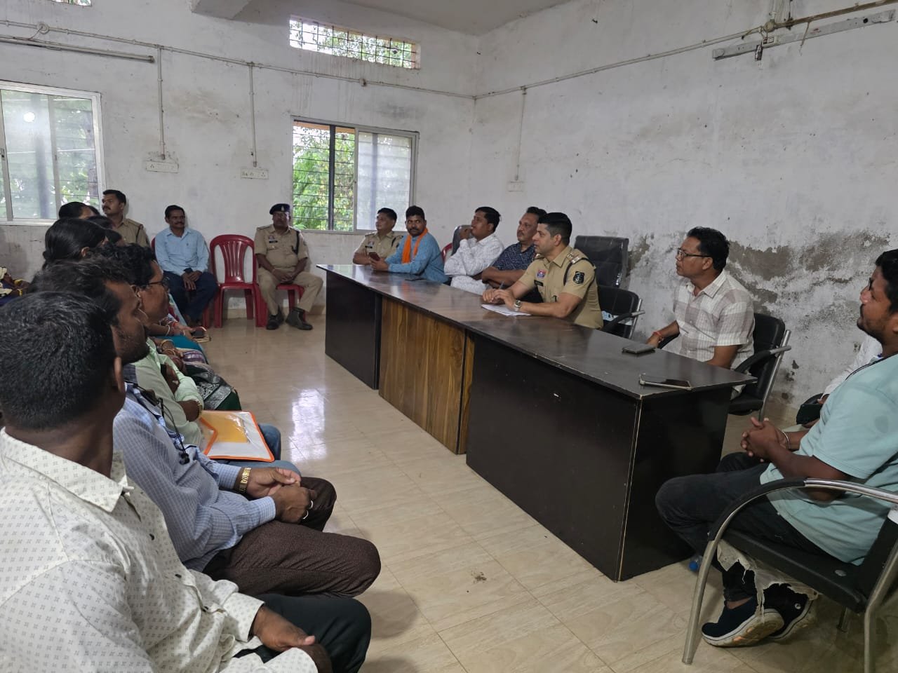 गरियाबंद पुलिस का सुरक्षा अभियान तेज: अवैध प्रवासियों की पहचान और किरायेदार सत्यापन के लिए सरपंच-कोटवारों की अहम बैठक 1 WhatsApp Image 2026 07 20 at 18.49.18 1