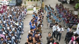 पुलिस मुख्यालय भोपाल के निर्देशन में जिला पुलिस उज्जैन की विशाल जन-जागरूकता रैली , "नशे से दूरी है जरूरी 2.0" अभियान के तहत 1200 से अधिक विद्यार्थियों सहित जनप्रतिनिधियों एवं अधिकारियों ने लिया सक्रिय भाग, नशामुक्त समाज निर्माण का दिया संदेश। 1 WhatsApp Image 2026 07 20 at 7.51.13 PM