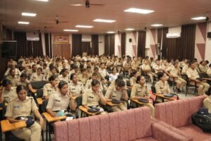 उज्जैन पुलिस द्वारा पुलिस लाइन सभागार में बीएसई इन्वेस्टर्स प्रोटेक्शन फंड के सहयोग से वित्तीय साक्षरता एवं निवेशक जागरूकता कार्यशाला का आयोजन। 1 WhatsApp Image 2026 07 20 at 7.52.42 PM