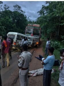 गरियाबंद की घाटी में मौत का तांडव: वन विभाग की सरकारी बोलेरो ट्रक से भिड़ी, रेंजर की दर्दनाक मौत, 9 घायल 1 WhatsApp Image 2026 07 22 at 21.28.46 1