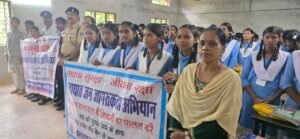 धमतरी पुलिस का स्कूल में जागरूकता अभियान: विद्यार्थियों को दी नशामुक्ति और सड़क सुरक्षा की सीख 1 WhatsApp Image 2026 07 24 at 15.36.49 1