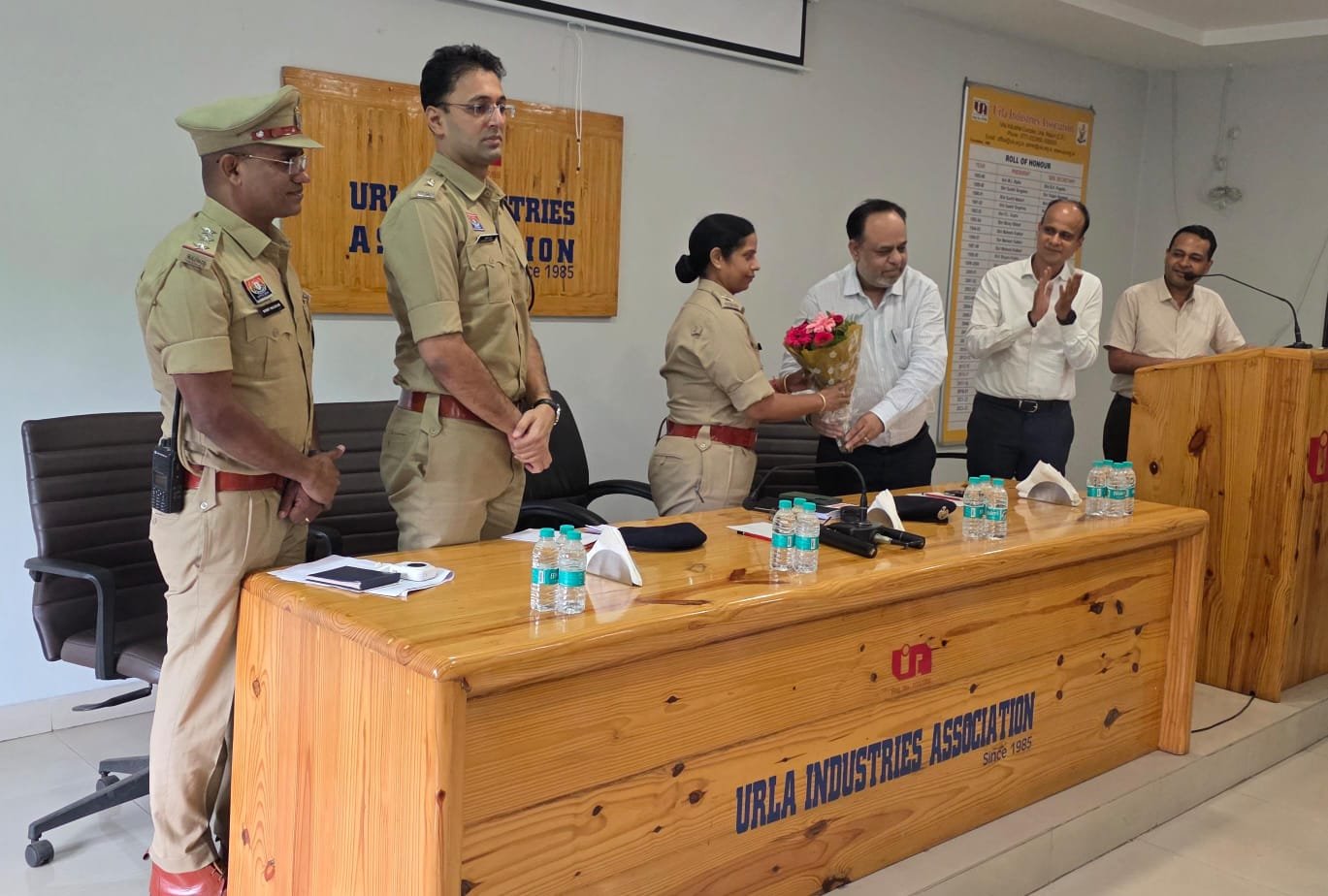 उरला औद्योगिक क्षेत्र में सुरक्षा और अपराध नियंत्रण के लिए पुलिस-उद्योग संगठन की अहम बैठक, सीसीटीवी और लेबर वेरिफिकेशन पर जोर 1 WhatsApp Image 2026 07 30 at 08.38.36 1