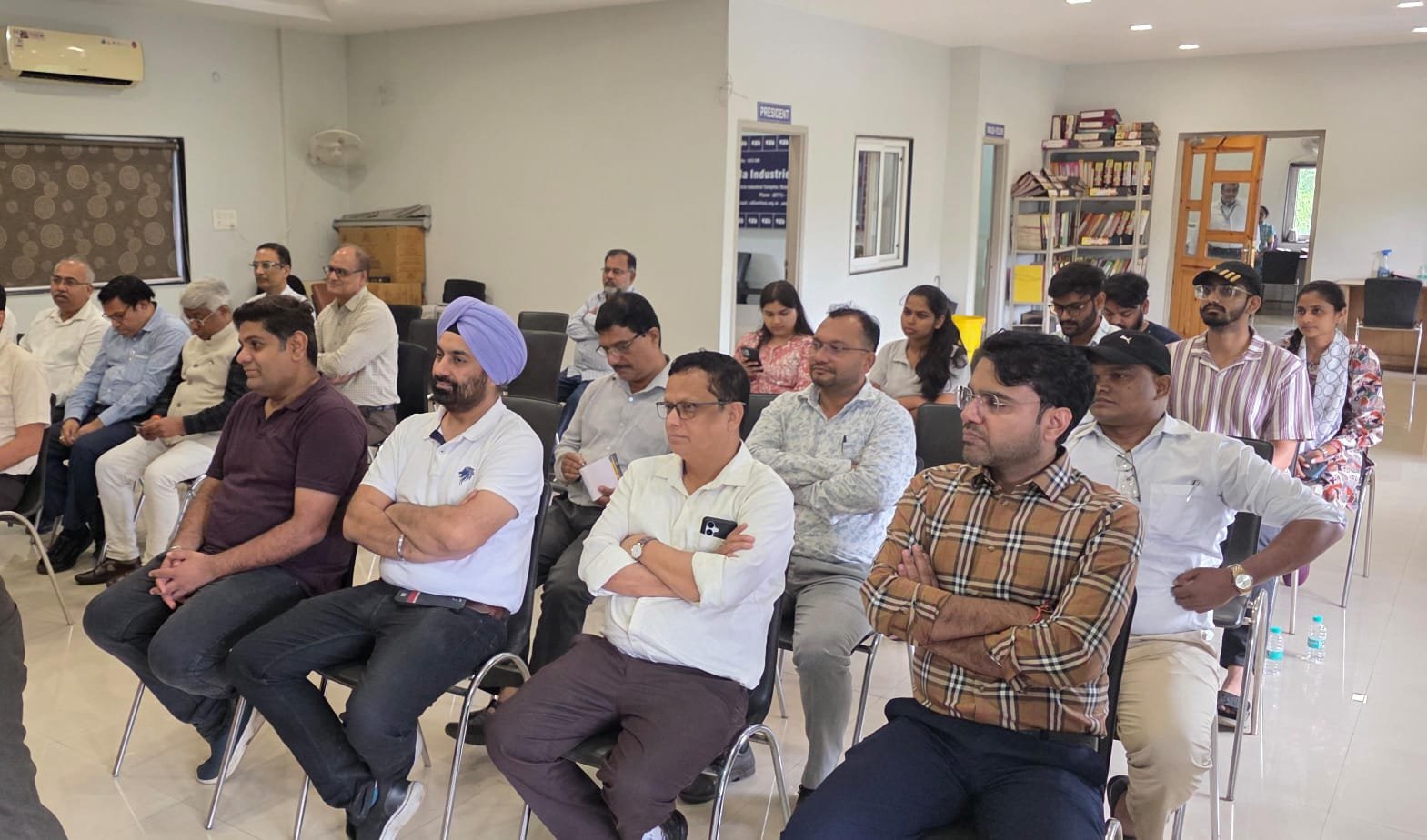 उरला औद्योगिक क्षेत्र में सुरक्षा और अपराध नियंत्रण के लिए पुलिस-उद्योग संगठन की अहम बैठक, सीसीटीवी और लेबर वेरिफिकेशन पर जोर 2 WhatsApp Image 2026 07 30 at 08.38.37