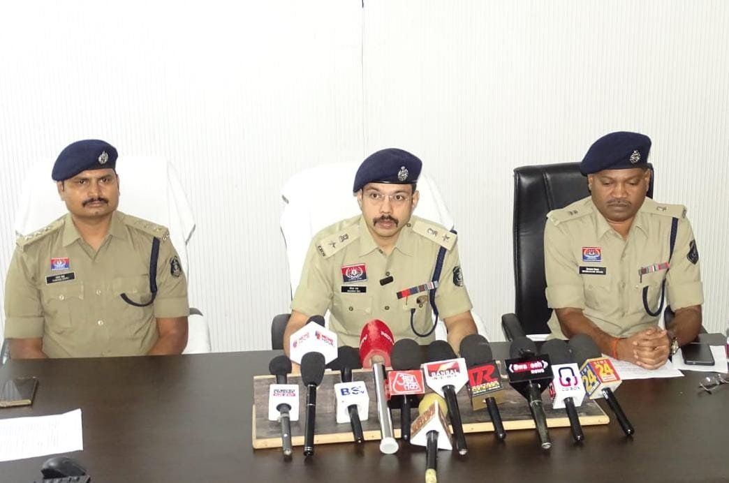 बलौदाबाजार पुलिस का बड़ा प्रहार: 12 लाख की अंधी डकैती का पर्दाफाश, 100 से अधिक संगीन वारदातों में शामिल अंतरराज्यीय गिरोह के 04 खूंखार लुटेरे गिरफ्तार 1 WhatsApp Image 2026 07 30 at 08.45.26