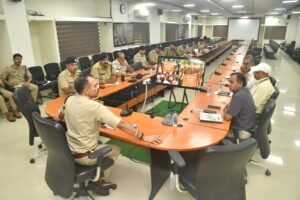 "सृजन संवाद" योजना के प्रभावी क्रियान्वयन हेतु पुलिस कंट्रोल रूम उज्जैन में जिला स्तरीय समीक्षा एवं संवेदीकरण बैठक आयोजित। 3 WhatsApp Image 2026 07 31 at 11.44.25