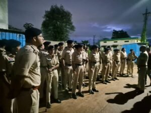 रायपुर में तड़के बीएसयूपी कॉलोनियों में पुलिस की बड़ी दबिश, 350 मकानों की जांच में 8 संदिग्धों समेत फरार आरोपी गिरफ्तार 2 WhatsApp Image 2026 07 31 at 12.49.29 1