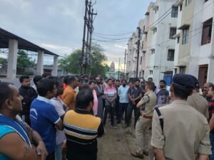 रायपुर में तड़के बीएसयूपी कॉलोनियों में पुलिस की बड़ी दबिश, 350 मकानों की जांच में 8 संदिग्धों समेत फरार आरोपी गिरफ्तार 1 WhatsApp Image 2026 07 31 at 12.50.21