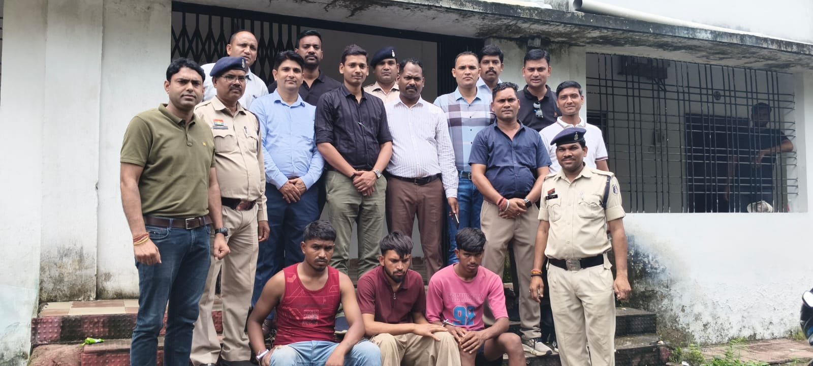 बड़ी कार्रवाई: जांजगीर-चांपा में 3 प्रसिद्ध मंदिरों का ताला तोड़कर 16.60 लाख की चोरी करने वाले गिरोह का 48 घंटे में पर्दाफाश 1 WhatsApp Image 2026 08 05 at 16.49.13