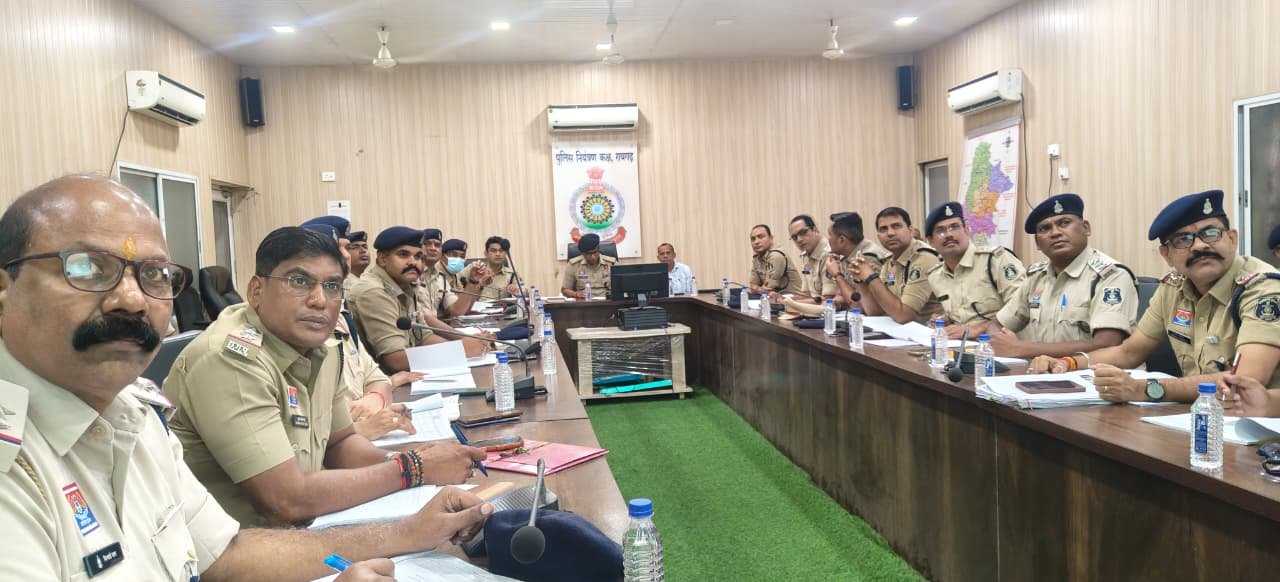 रायगढ़ पुलिस क्राइम मीटिंग: एएसपी अनिल सोनी ने लंबित मामलों के त्वरित निराकरण और डिजिटल पुलिसिंग के दिए सख्त निर्देश 1 WhatsApp Image 2026 08 08 at 16.58.35 3