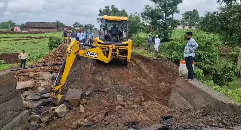 बारिश में बह गई करोड़ों से बनी PMGSY की सड़क, निर्माण गुणवत्ता पर उठे सवाल 1 WhatsApp Image 2026 08 10 at 18.17.21