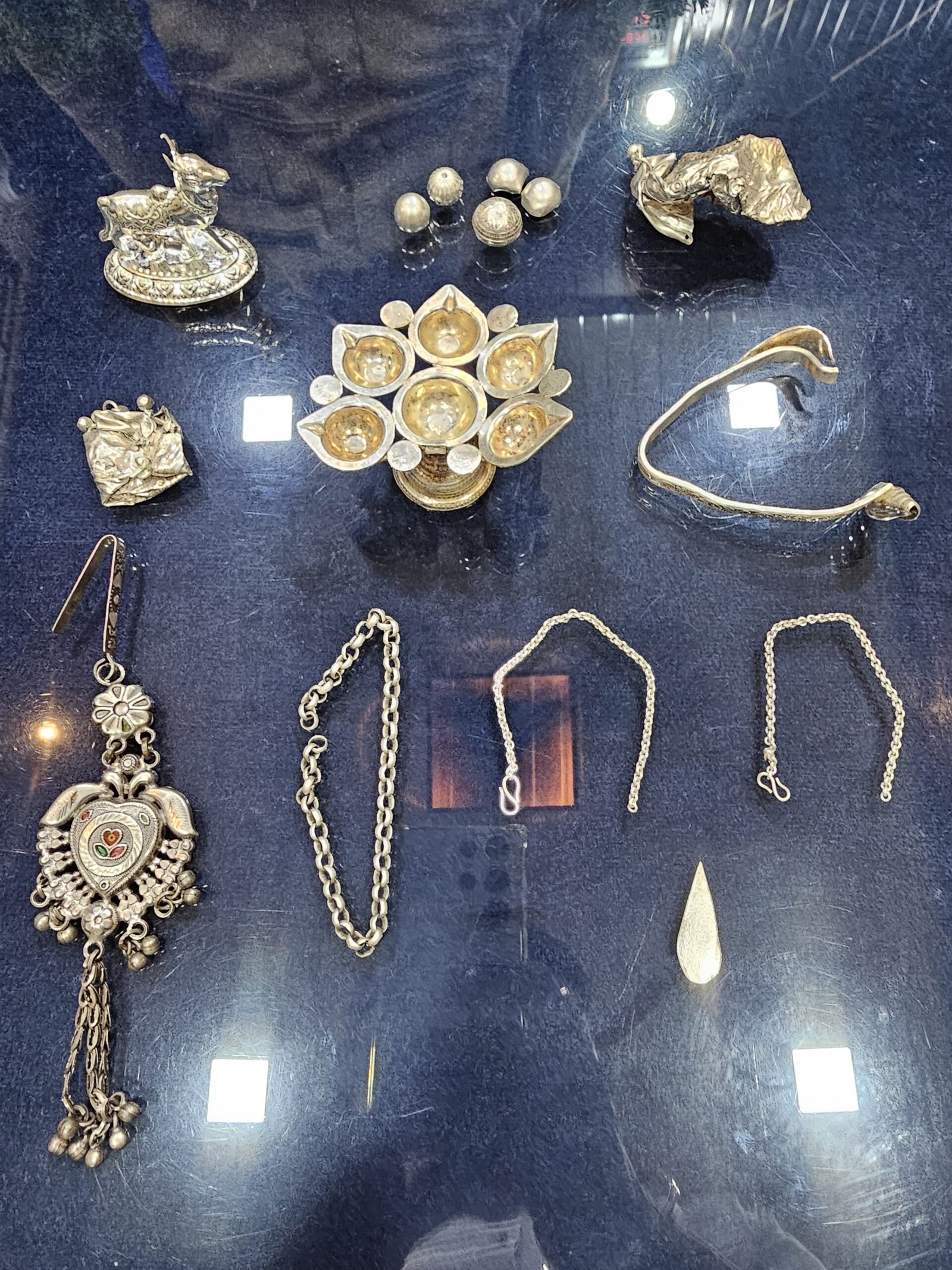 भानपुरा पुलिस और भैसोदामण्डी चौकी टीम ने देवनारायण मंदिर में हुई चोरी का 18 घंटे में खुलासा करते हुए 174 ग्राम चांदी के आभूषण बरामद कर 4 नाबालिगों को अभिरक्षा में लिया है। 1 WhatsApp Image 2026 08 11 at 18.31.52 scaled