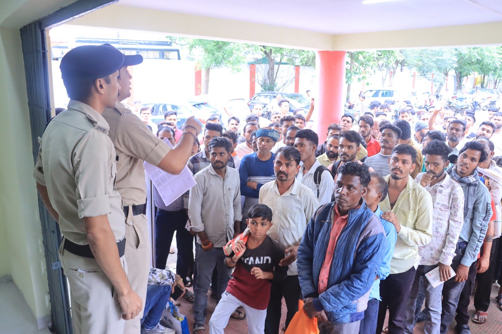 छिंदवाड़ा पुलिस का रक्षाबंधन पर उपहार, 1करोड़ कीमत के 501 गुम मोबाइल उनके वास्तविक मालिकों को लौटाए गए 1 WhatsApp Image 2026 08 12 at 13.50.38