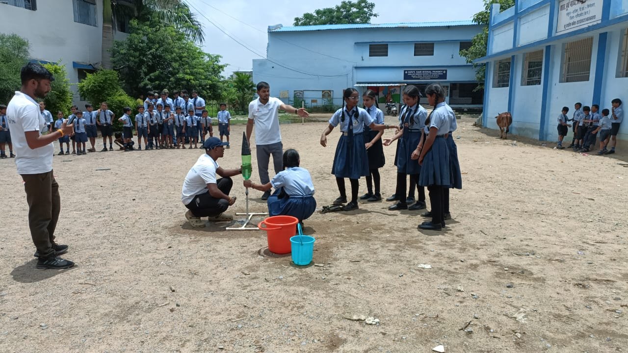 साइंस ऑन व्हील्स ने खोले विज्ञान की दुनिया के द्वार, प्रयोगों से विद्यार्थियों ने समझी आधुनिक तकनीक 1 WhatsApp Image 2026 08 12 at 17.43.13