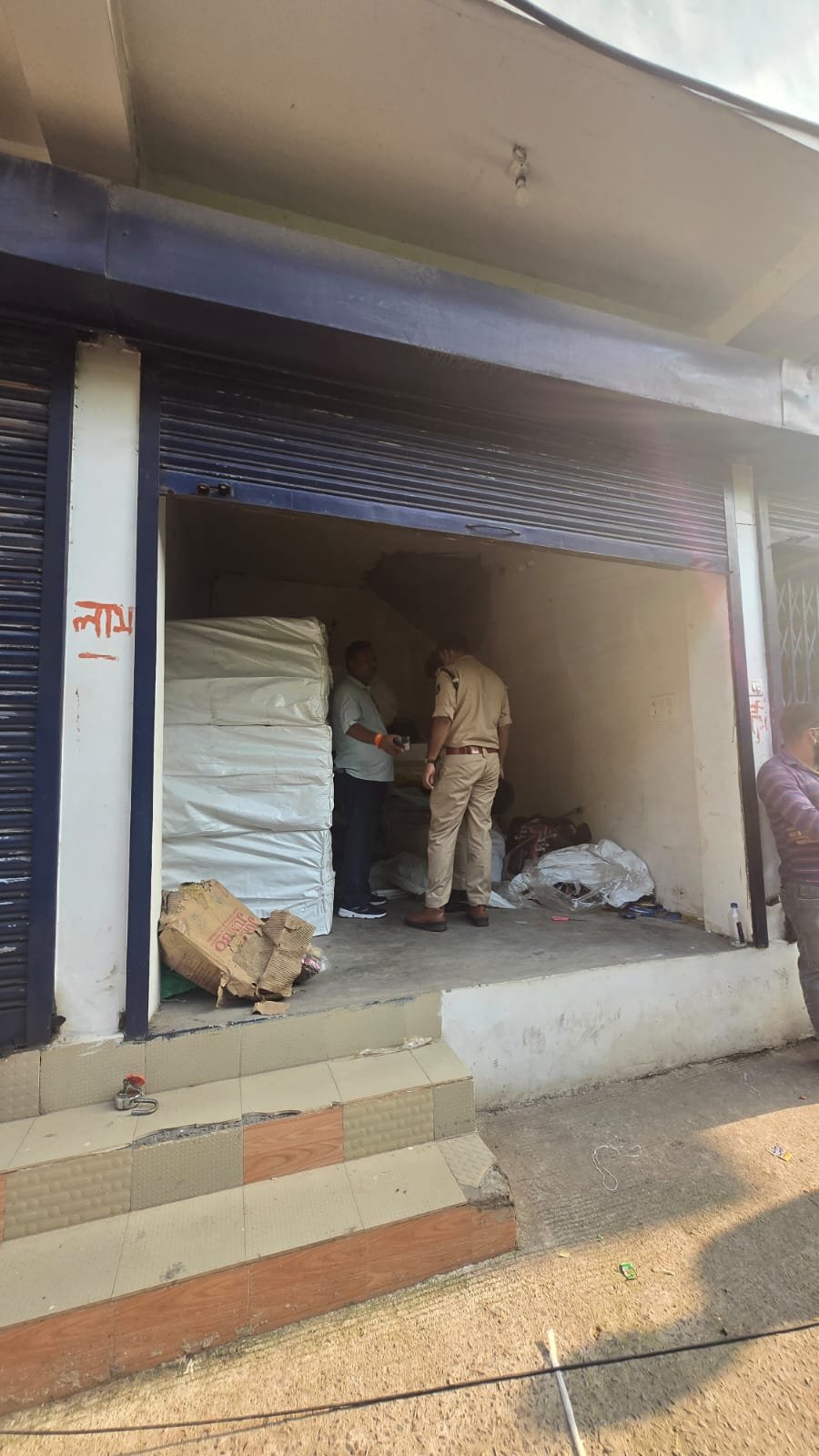 नकली सिगरेट के बड़े कारोबार का भांडाफोड़: दुर्ग में 2.07 लाख की 18 हजार नकली 'गोल्ड फ्लेक' जब्त, दो गिरफ्तार 2 WhatsApp Image 2026 08 12 at 18.21.44