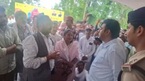 सोहागपुर में 'पंच सम्मेलन' का बहिष्कार कर धरने पर बैठे जनप्रतिनिधि, कलेक्टर पार्थ जायसवाल की त्वरित संवेदनशीलता और कार्रवाई के आश्वासन पर शांत हुआ आक्रोश 2 WhatsApp Image 2026 08 17 at 21.01.26