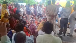 सोहागपुर में 'पंच सम्मेलन' का बहिष्कार कर धरने पर बैठे जनप्रतिनिधि, कलेक्टर पार्थ जायसवाल की त्वरित संवेदनशीलता और कार्रवाई के आश्वासन पर शांत हुआ आक्रोश 1 WhatsApp Image 2026 08 17 at 21.01.27