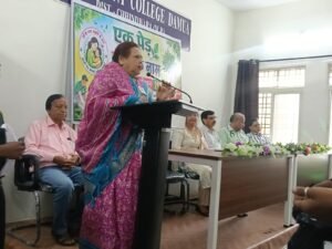 एक पेड़ माँ के नाम” अभियान से गूंजा शासकीय महाविद्यालय दमुआ, वृक्षारोपण कर विद्यार्थियों ने दिया पर्यावरण संरक्षण का संदेश 1 WhatsApp Image 2026 08 20 at 16.21.23