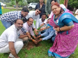 एक पेड़ माँ के नाम” अभियान से गूंजा शासकीय महाविद्यालय दमुआ, वृक्षारोपण कर विद्यार्थियों ने दिया पर्यावरण संरक्षण का संदेश 2 WhatsApp Image 2026 08 20 at 16.22.38