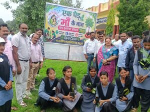 एक पेड़ माँ के नाम” अभियान से गूंजा शासकीय महाविद्यालय दमुआ, वृक्षारोपण कर विद्यार्थियों ने दिया पर्यावरण संरक्षण का संदेश 3 WhatsApp Image 2026 08 20 at 16.23.05
