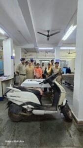 रायपुर: रक्षाबंधन से पहले पुलिस की बड़ी कार्रवाई, गिरोह की 2 महिलाएं गिरफ्तार, 12 लाख के जेवर जप्त 2 WhatsApp Image 2026 08 24 at 19.58.18 1