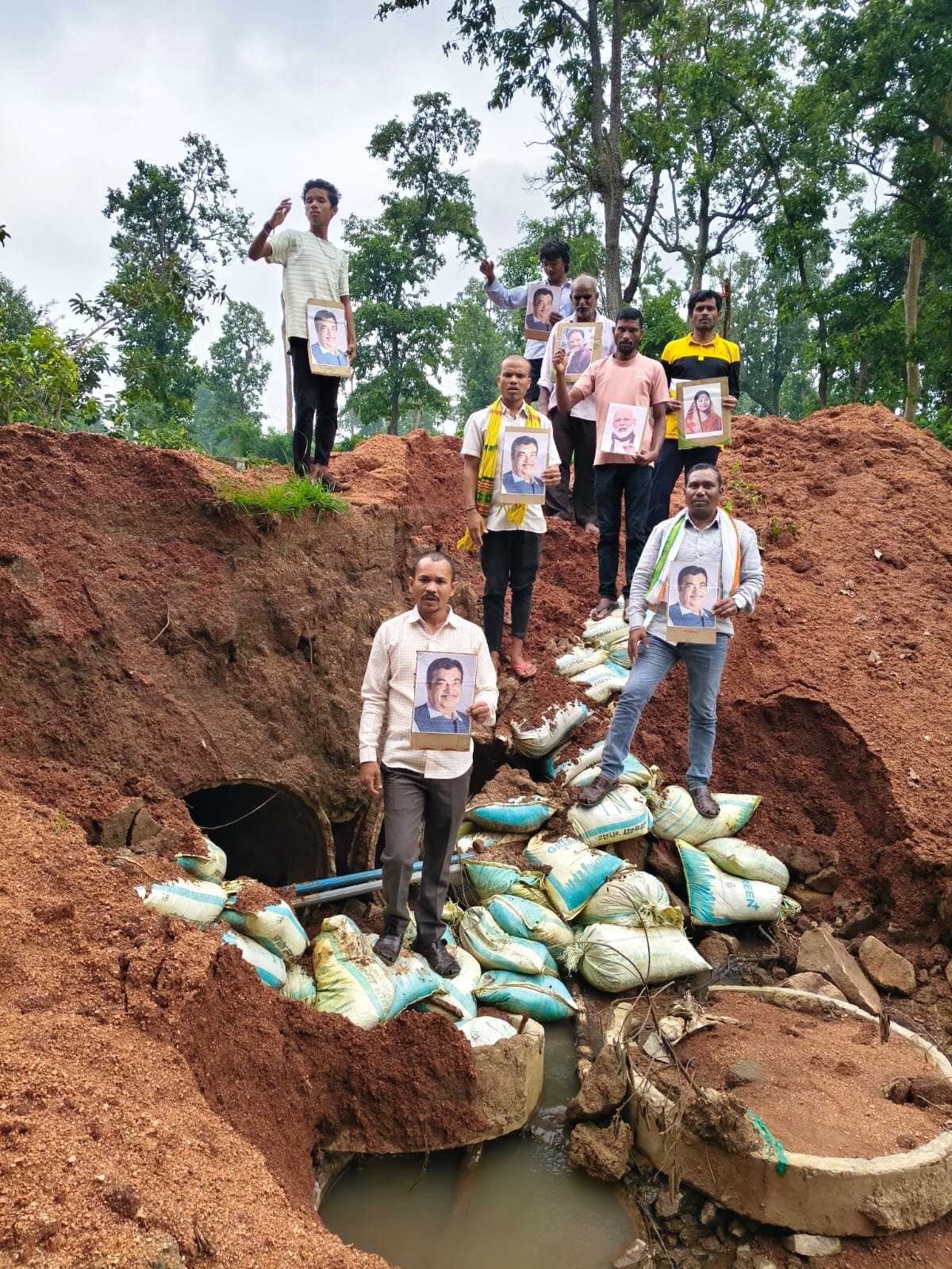 गड्ढों में बैठकर कांग्रेस का अनोखा प्रदर्शन, NH-130C की बदहाली पर फूटा आक्रोश 1 WhatsApp Image 2026 08 27 at 17.07.40 2