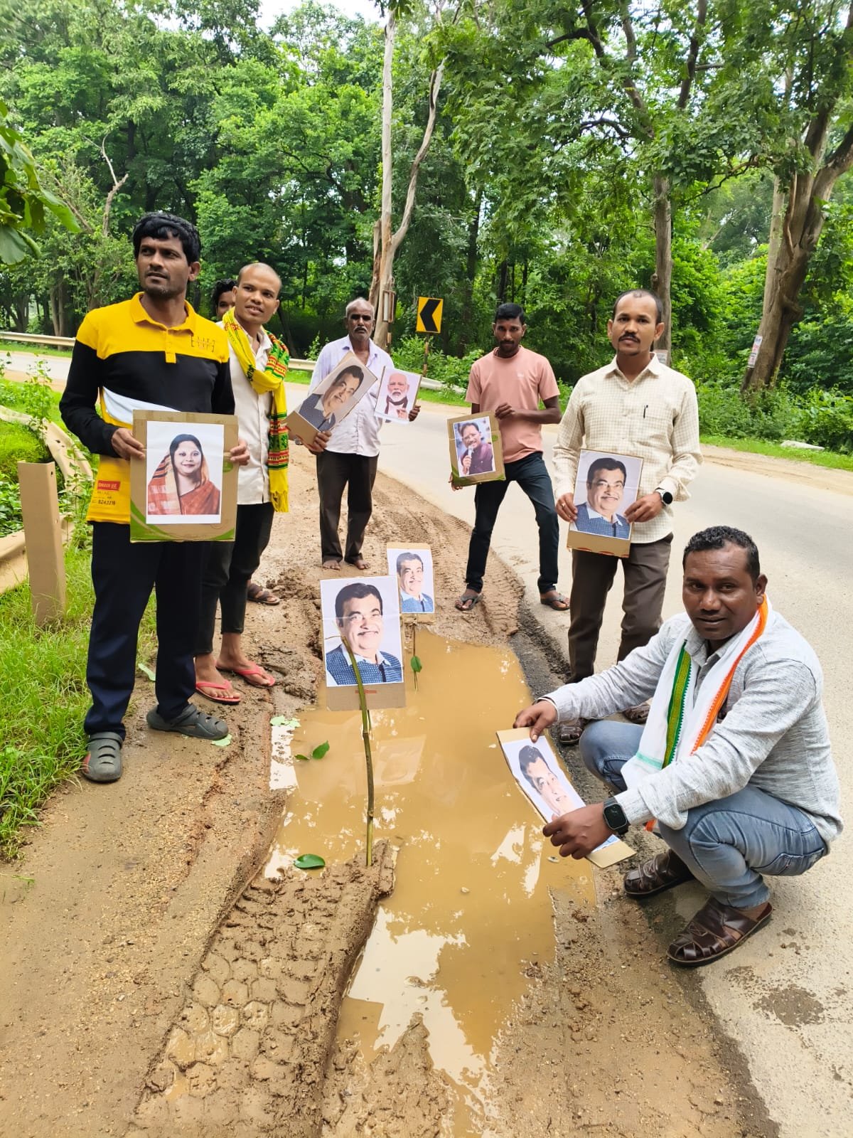 गड्ढों में बैठकर कांग्रेस का अनोखा प्रदर्शन, NH-130C की बदहाली पर फूटा आक्रोश 2 WhatsApp Image 2026 08 27 at 17.07.40 3