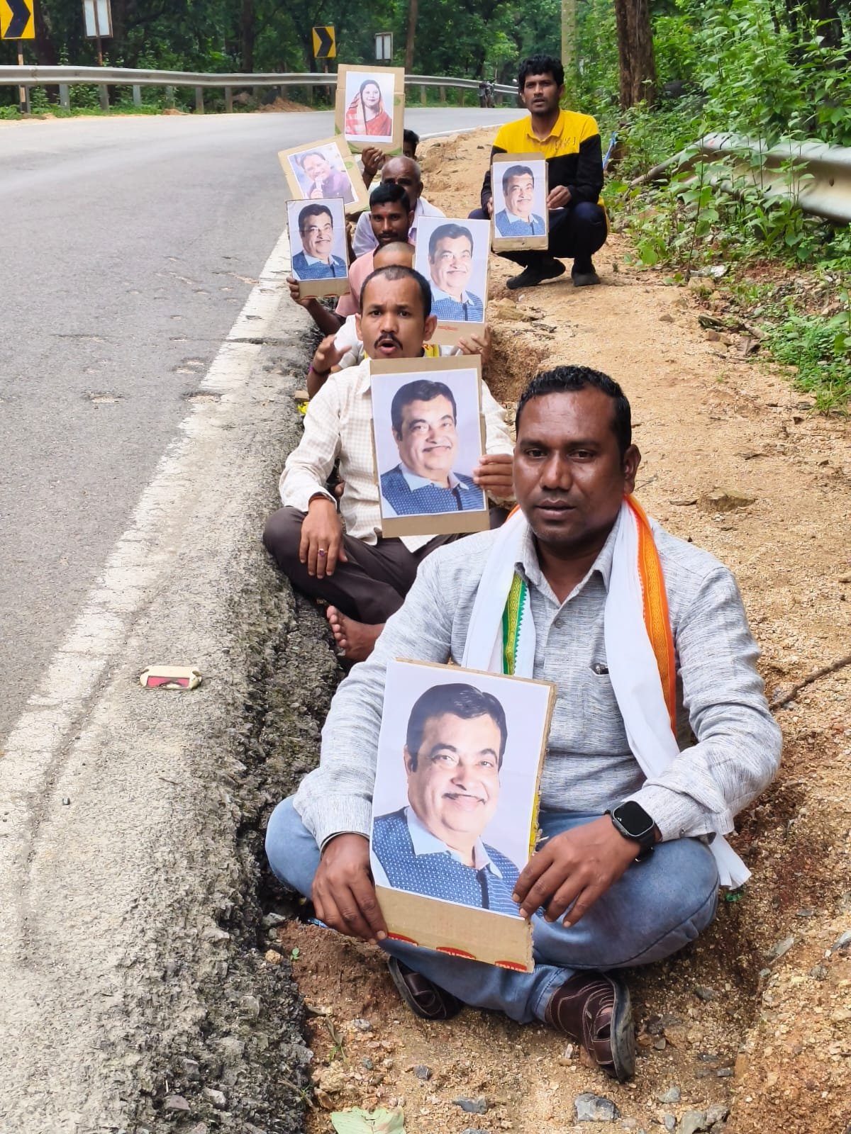 गड्ढों में बैठकर कांग्रेस का अनोखा प्रदर्शन, NH-130C की बदहाली पर फूटा आक्रोश 3 WhatsApp Image 2026 08 27 at 17.07.41 2