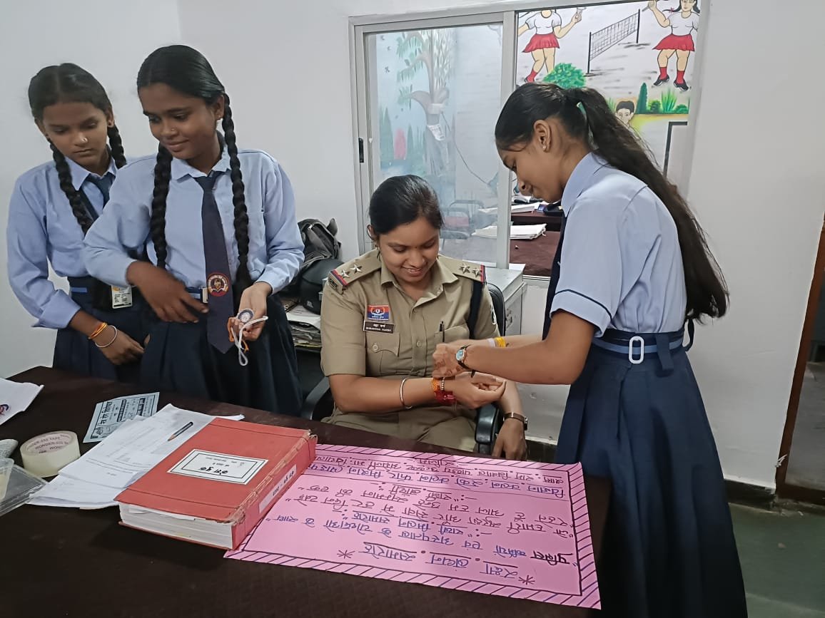 सैनिकों को भेजीं 1,000 छत्तीसगढ़ी पारंपरिक राखियां, पुलिस-स्वास्थ्यकर्मियों को बांधा रक्षासूत्र 2 WhatsApp Image 2026 08 27 at 18.18.51 1